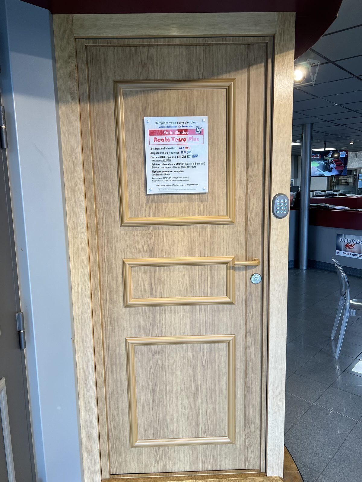 Porte blindée bois clair Recto Verso Plus avec clavier à code, 7 points A2P BP3, posée dans le 95