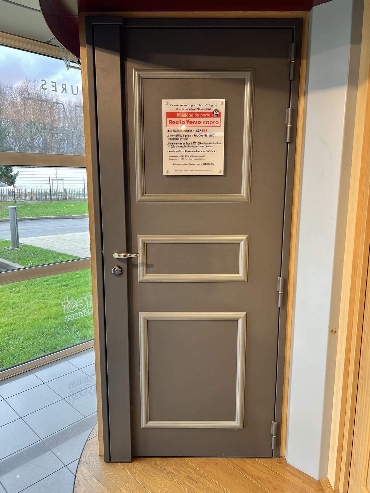 Porte blindée grise pour copropriété, serrure Muel 5 points A2P, modèle Recto Verso copro